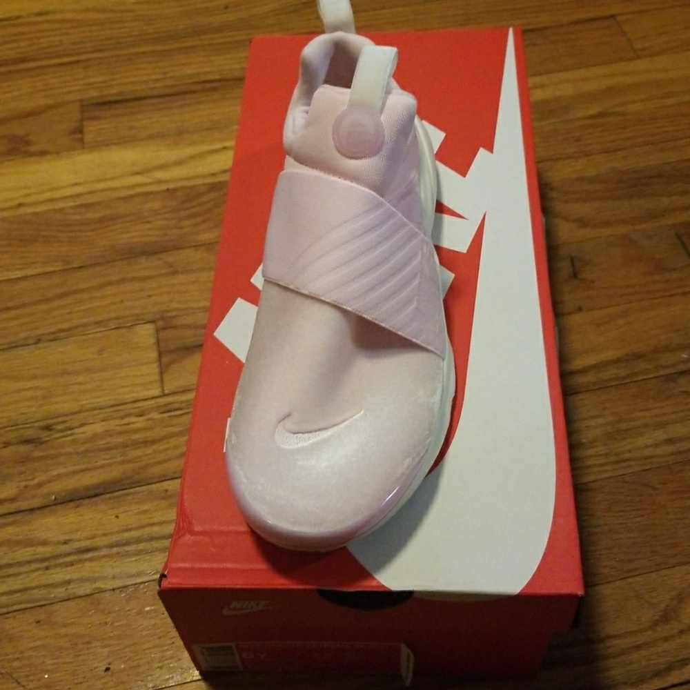 Size 6 youth Nike Presto. Womens size 8